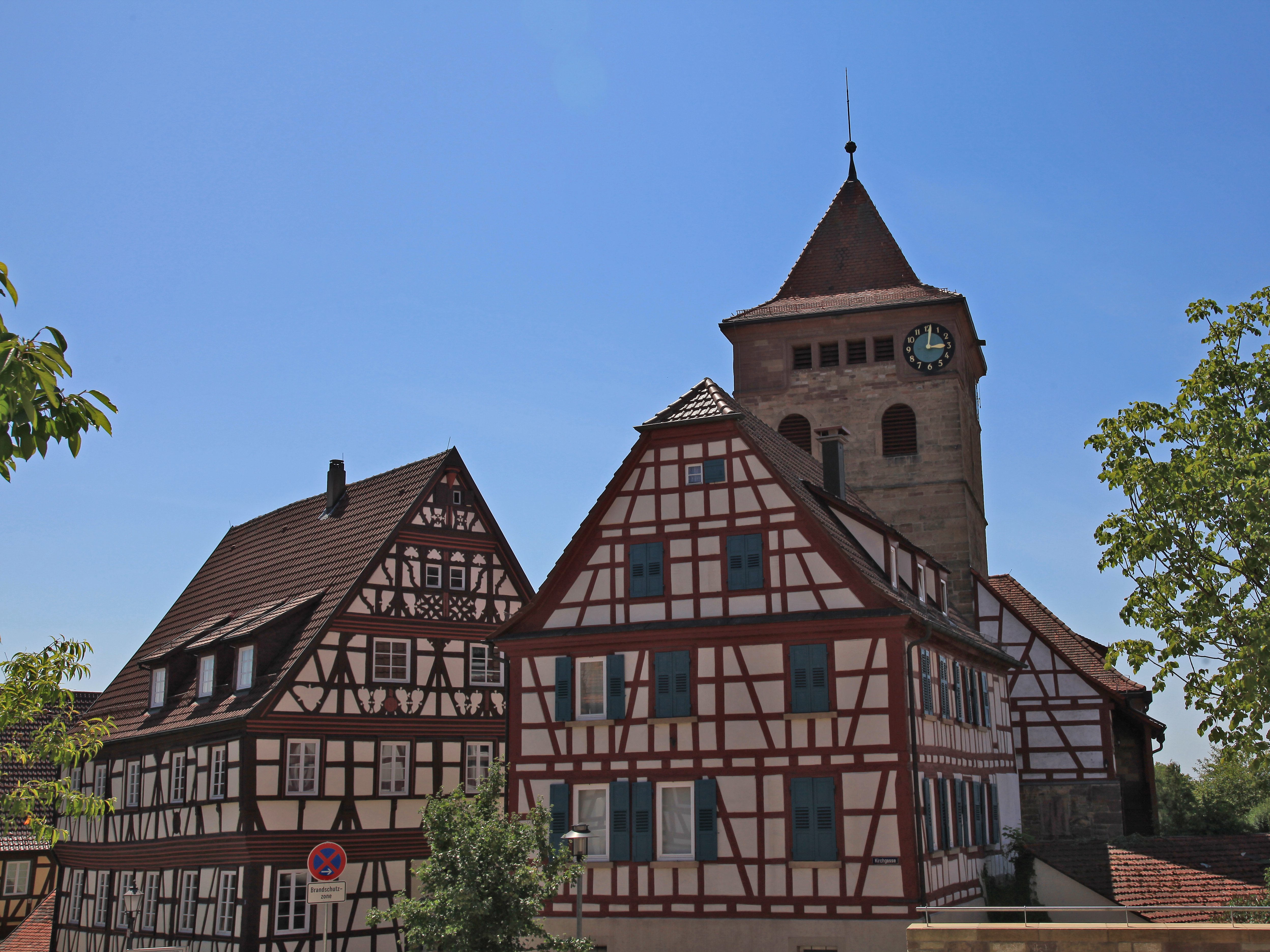 Gemeindehaus (links) mit Michaelskirche