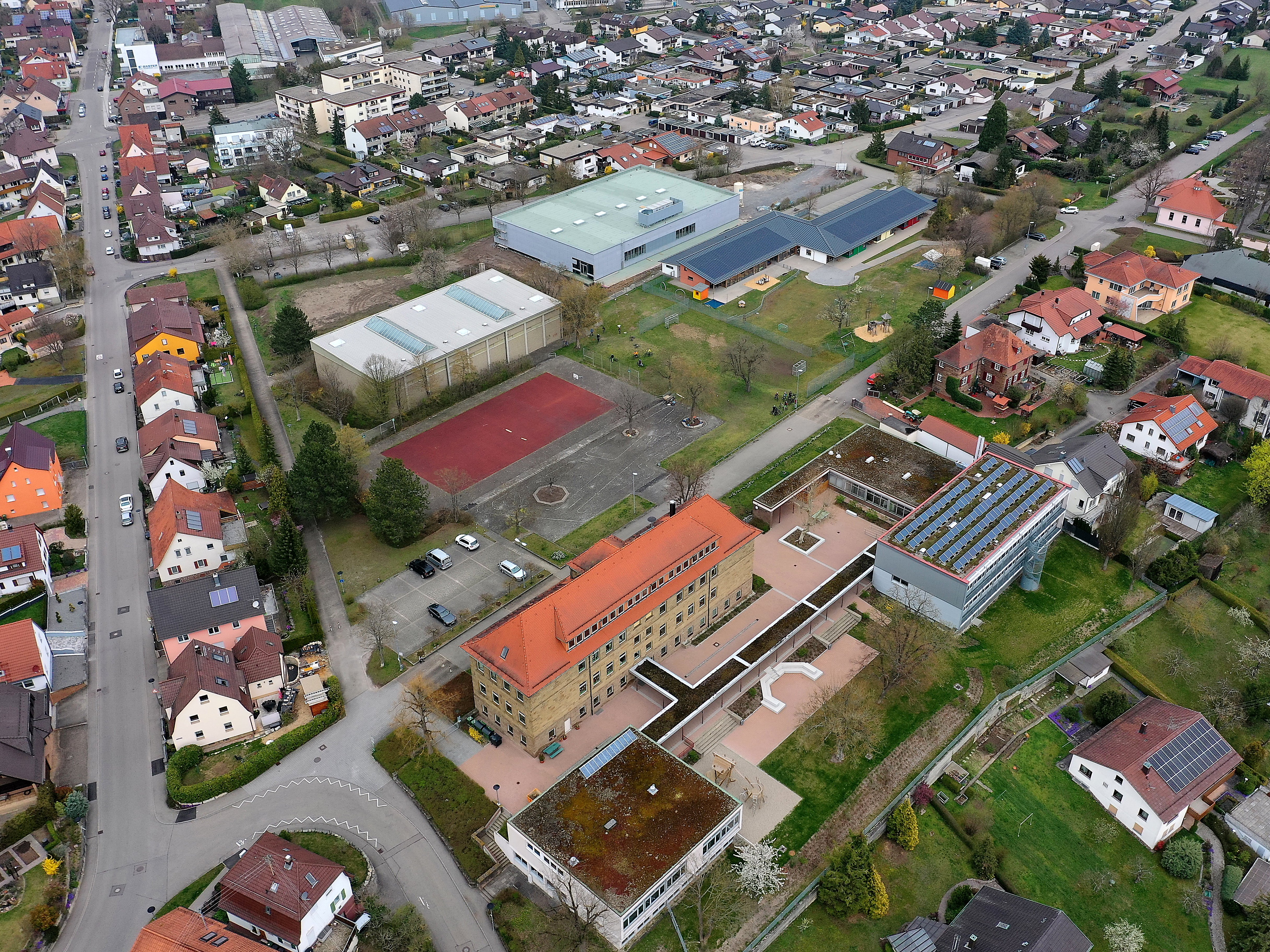 Luftbild der Henri-Arnaud-Grundschule